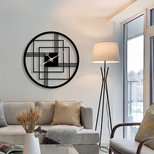 ساعة بإطار هندسي